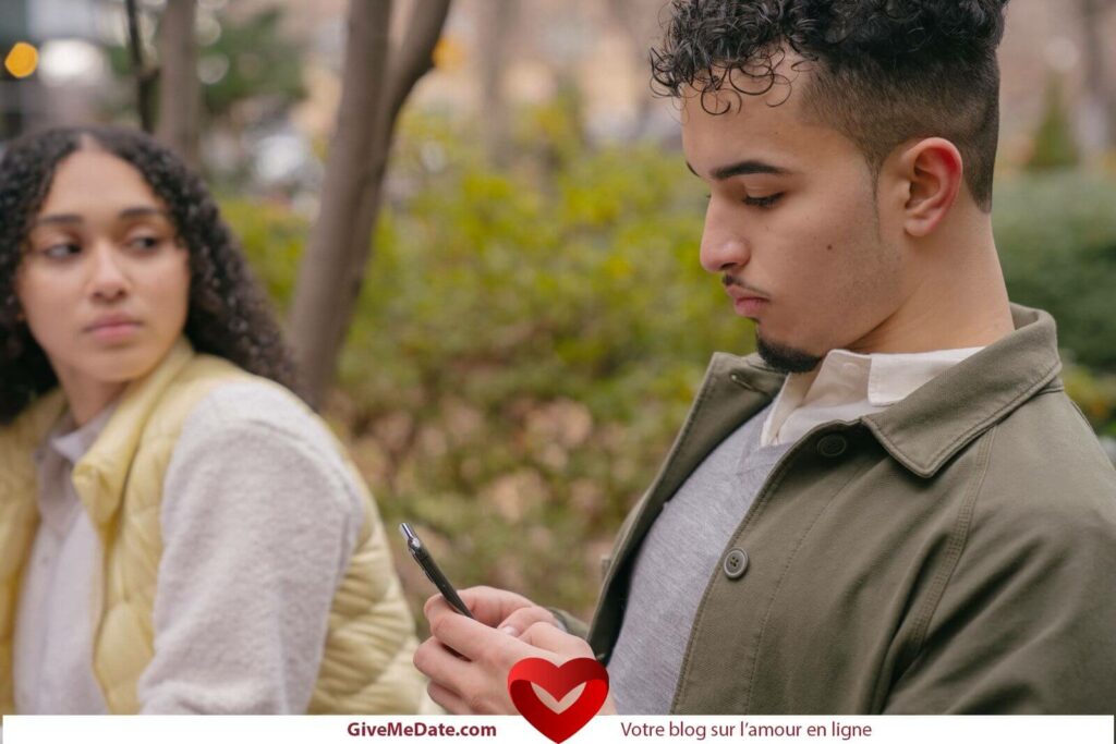 man-woman-dispute-cache-telephone