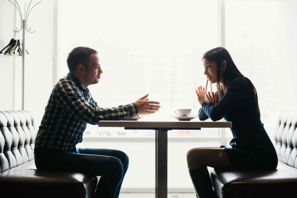 hombre mujer primer encuentro disputa